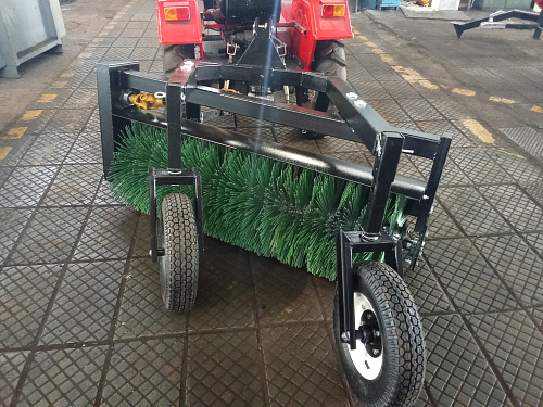 Коммунальная щетка с баком (500 л) 1,8 м